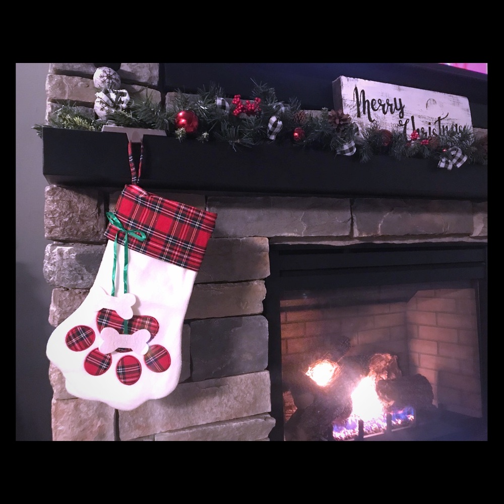 Adorable plaid stockings! Available in red & green